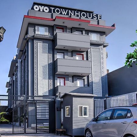 Oyo Townhouse 044 Sector 14 Gurugram Hotel Gurgaon Bagian luar foto