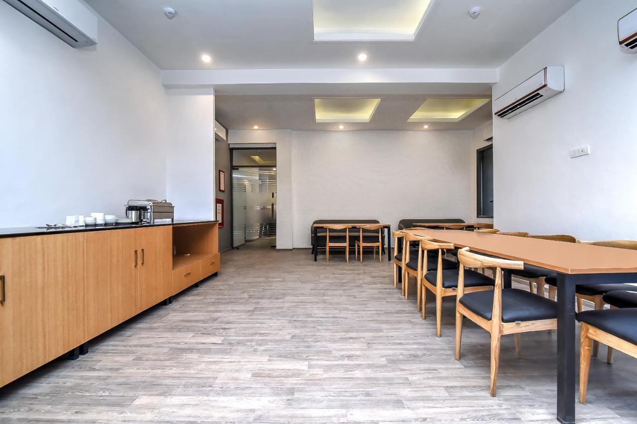 Oyo Townhouse 044 Sector 14 Gurugram Hotel Gurgaon Bagian luar foto