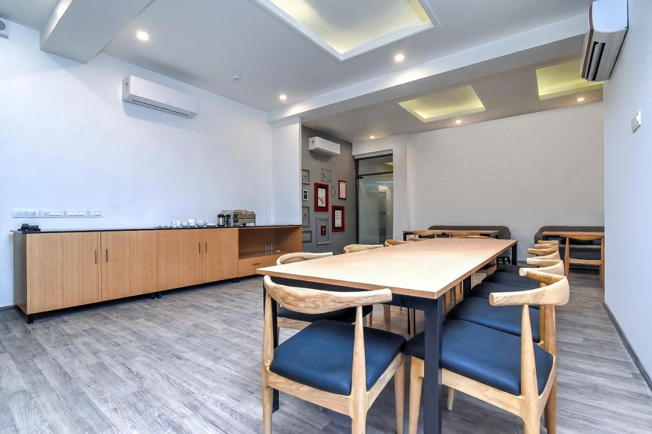 Oyo Townhouse 044 Sector 14 Gurugram Hotel Gurgaon Bagian luar foto