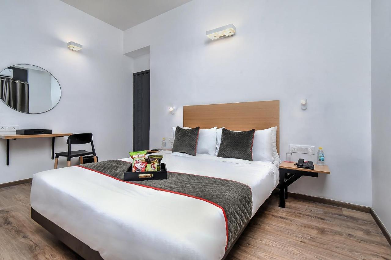 Oyo Townhouse 044 Sector 14 Gurugram Hotel Gurgaon Bagian luar foto
