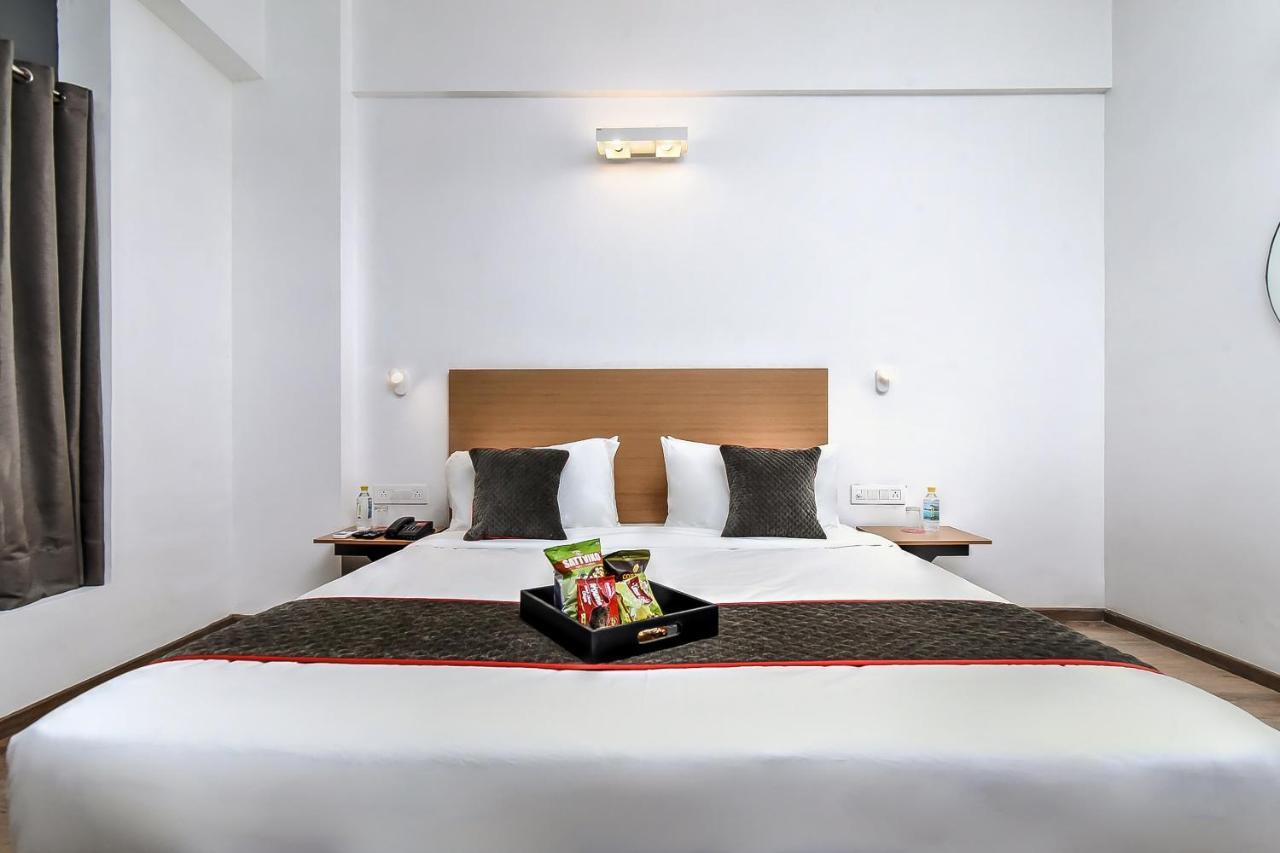 Oyo Townhouse 044 Sector 14 Gurugram Hotel Gurgaon Bagian luar foto