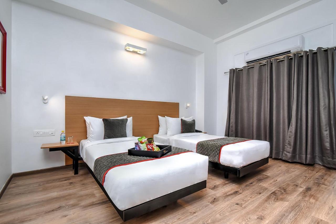Oyo Townhouse 044 Sector 14 Gurugram Hotel Gurgaon Bagian luar foto