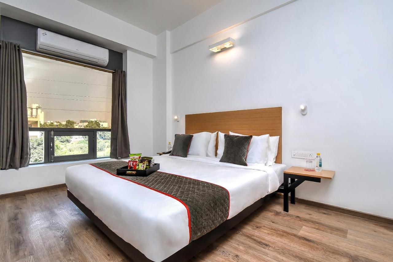 Oyo Townhouse 044 Sector 14 Gurugram Hotel Gurgaon Bagian luar foto